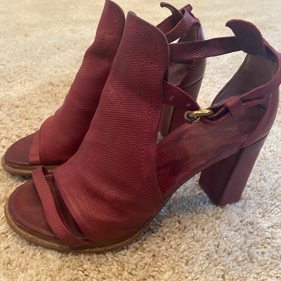 Shoes - Picture 1 of 4